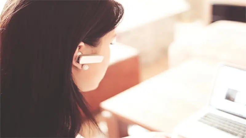 Foto de una operadora de Telemarketing desde casa