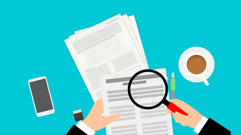 Trabalhando como revisor procurando erros com uma lupa