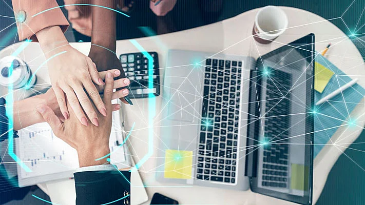 foto de un equipo con las manos superpuestas