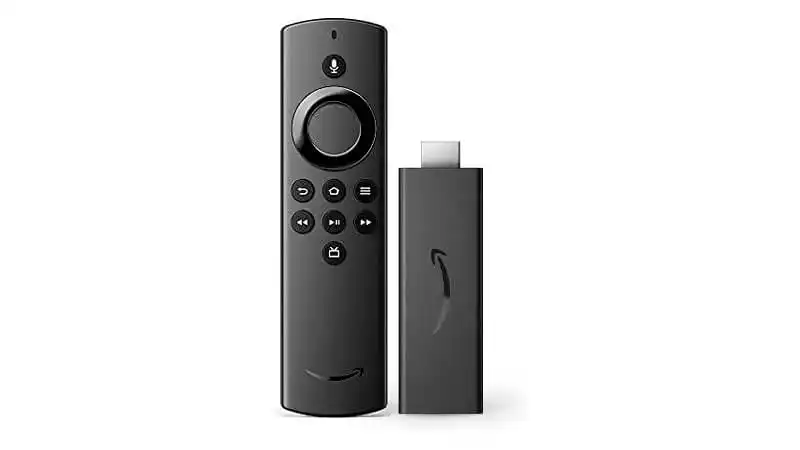 imagem que mostra um controle remoto ao lado do Fire Stick 