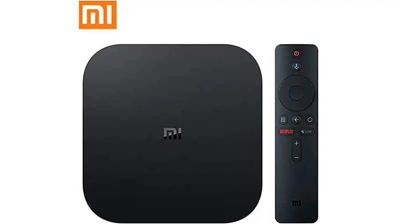 imagem que mostra um controle remoto ao lado do Xiaomi Mi Box S