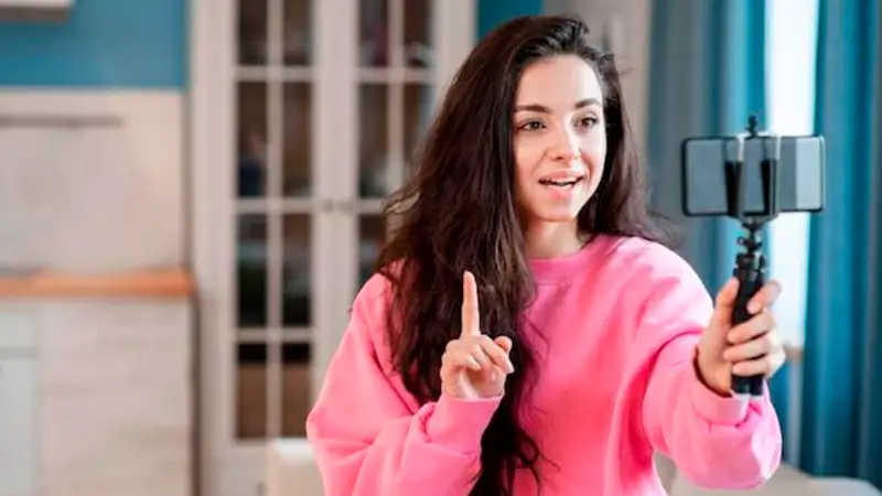 Mulher criando conteúdo para internet