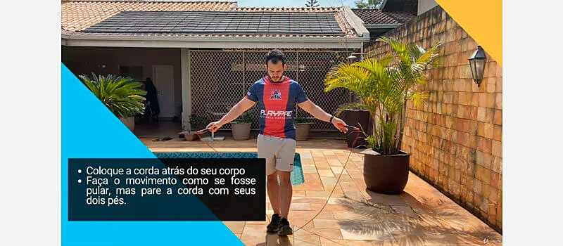 instrutor ensinando técnicas de pular corda no quintal de sua própria casa