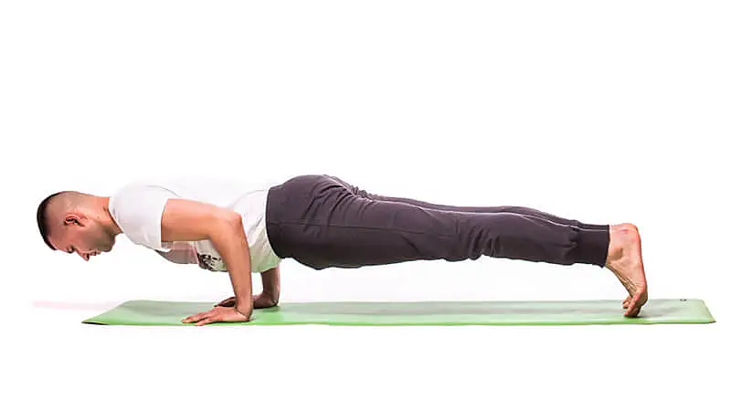 foto de um homem fazendo o abdominal prancha