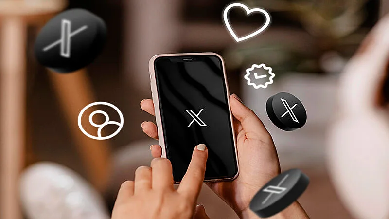 Foto de uma pessoa usando o Twitter no celular