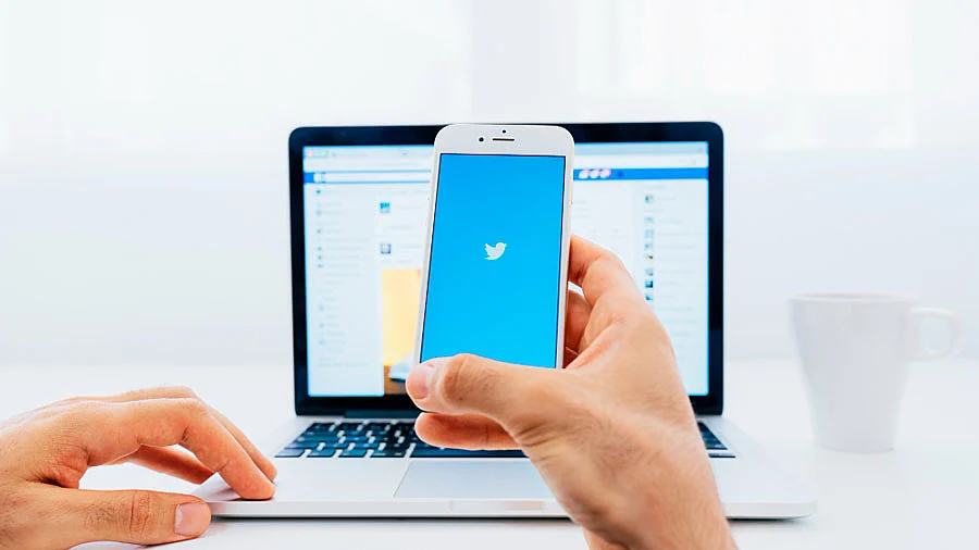 Persona usando Twitter