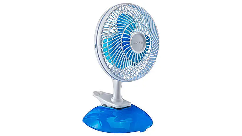 imagem de um ventilador portátil da Ventisol na cor azul e branca com três pás