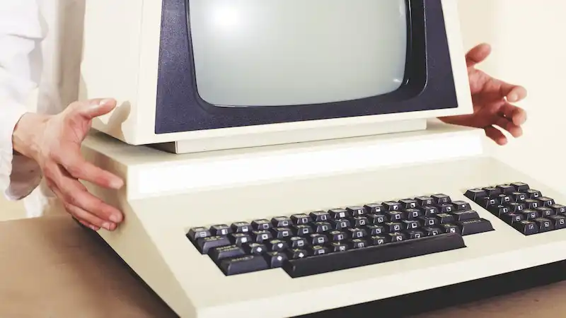 The imagem show an old computer