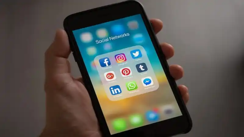 The image show a smartphone screen with social media apps 