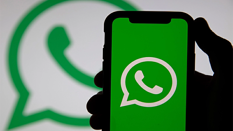 Foto de uma mão segurando um Smartphone com a tela de download do WhatsApp Business 