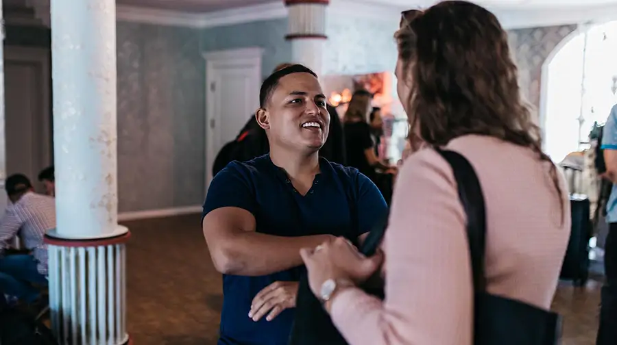 Emerson ve Jessica, Moskova, Rusya'daki son ekip toplantımızda ilk kez buluşuyor